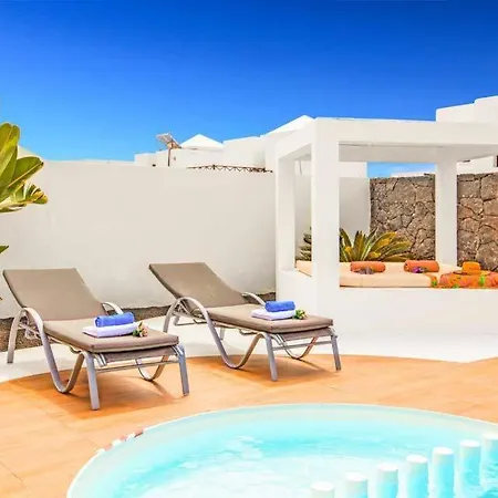 Playa Blanca Sleeps 6 Pool Air Con Wifi Willa